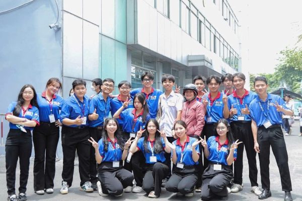 hoạt động sinh viên có dùng dây đeo